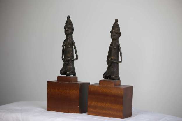 2 Man och kvinna26 cm hög 1,4kg totalt Statyn 16cm, mahognyfoten 10cm HÖGSTA BUD= 2500:- 